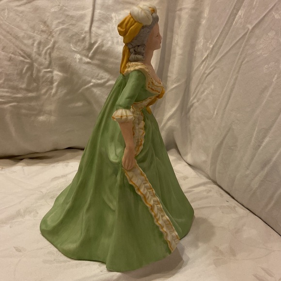 Franklin Mint “Marie Antoinette “ porcelain figurine 1982 - Picture 2 of 7